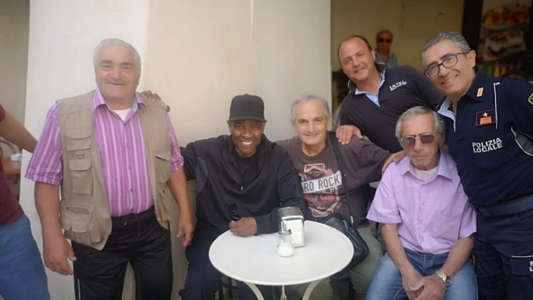 Denzel Washington al tavolo del Caffè Vittoria
